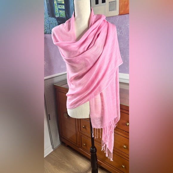 💯 % Linen Baby Pink Shawl With Playful Tassels - Picture 6 of 12